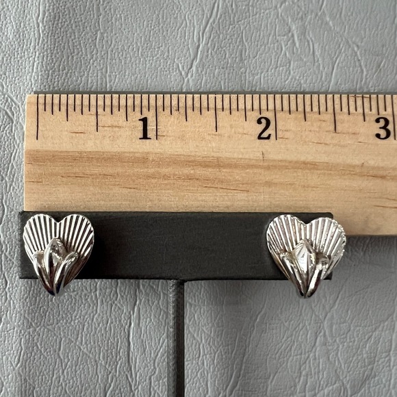 Vintage Coro Screw On Earrings Heart Ribbed‎ Silver Tone - Picture 3 of 7